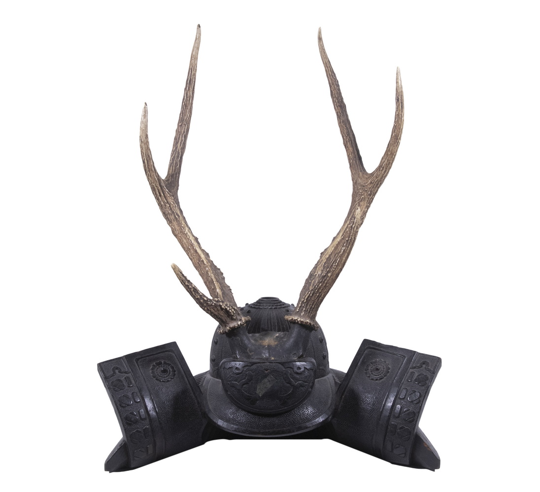 CARVED WOOD SCULPTURE OF A