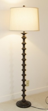 CARVED WOODEN FLOOR LAMP Dark-