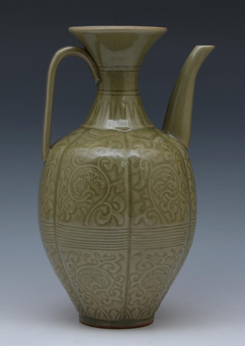 CARVED YAOZHOU CELADON 'MELLON