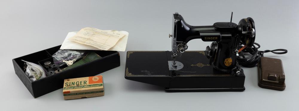 CASED SINGER FEATHERWEIGHT SEWING