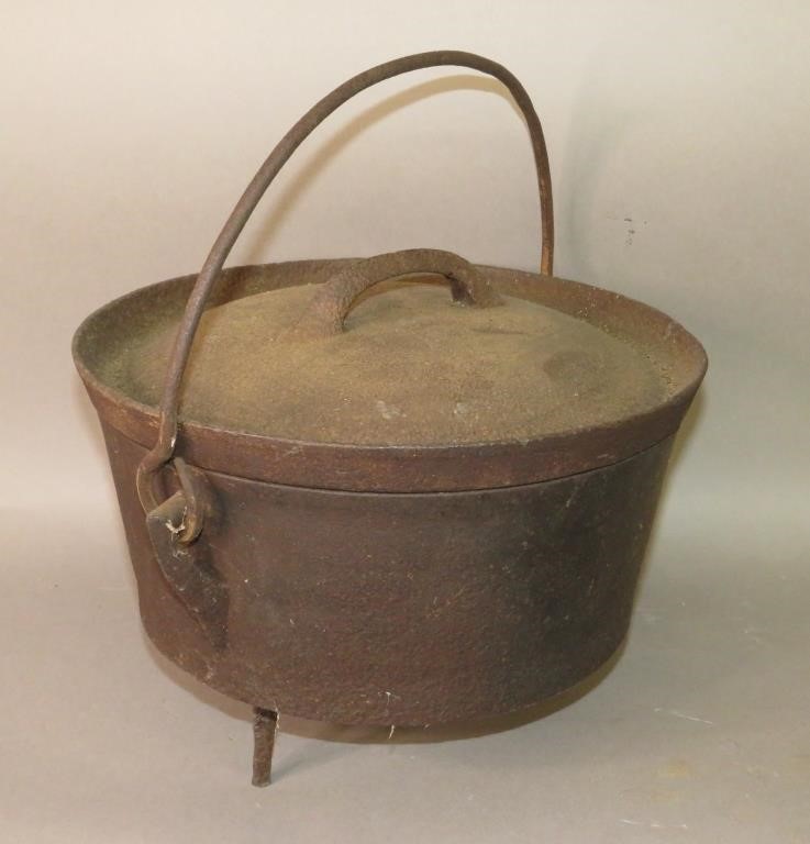 CAST IRON DUTCH OVENca.