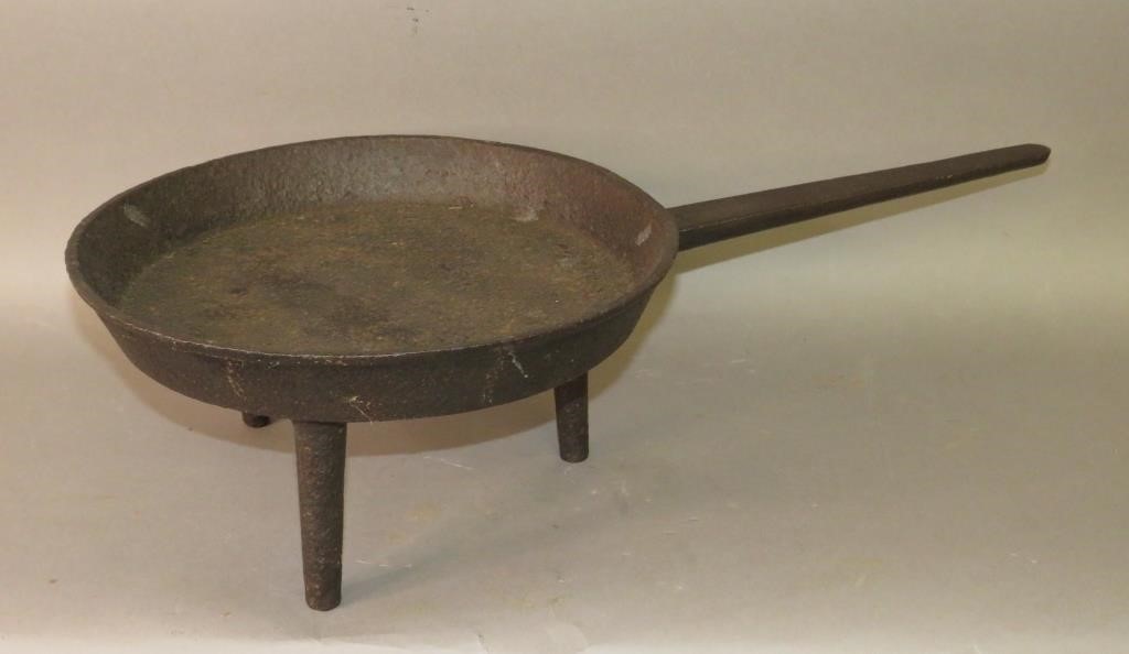 CAST IRON FRY PANca. 1810-1830; pan