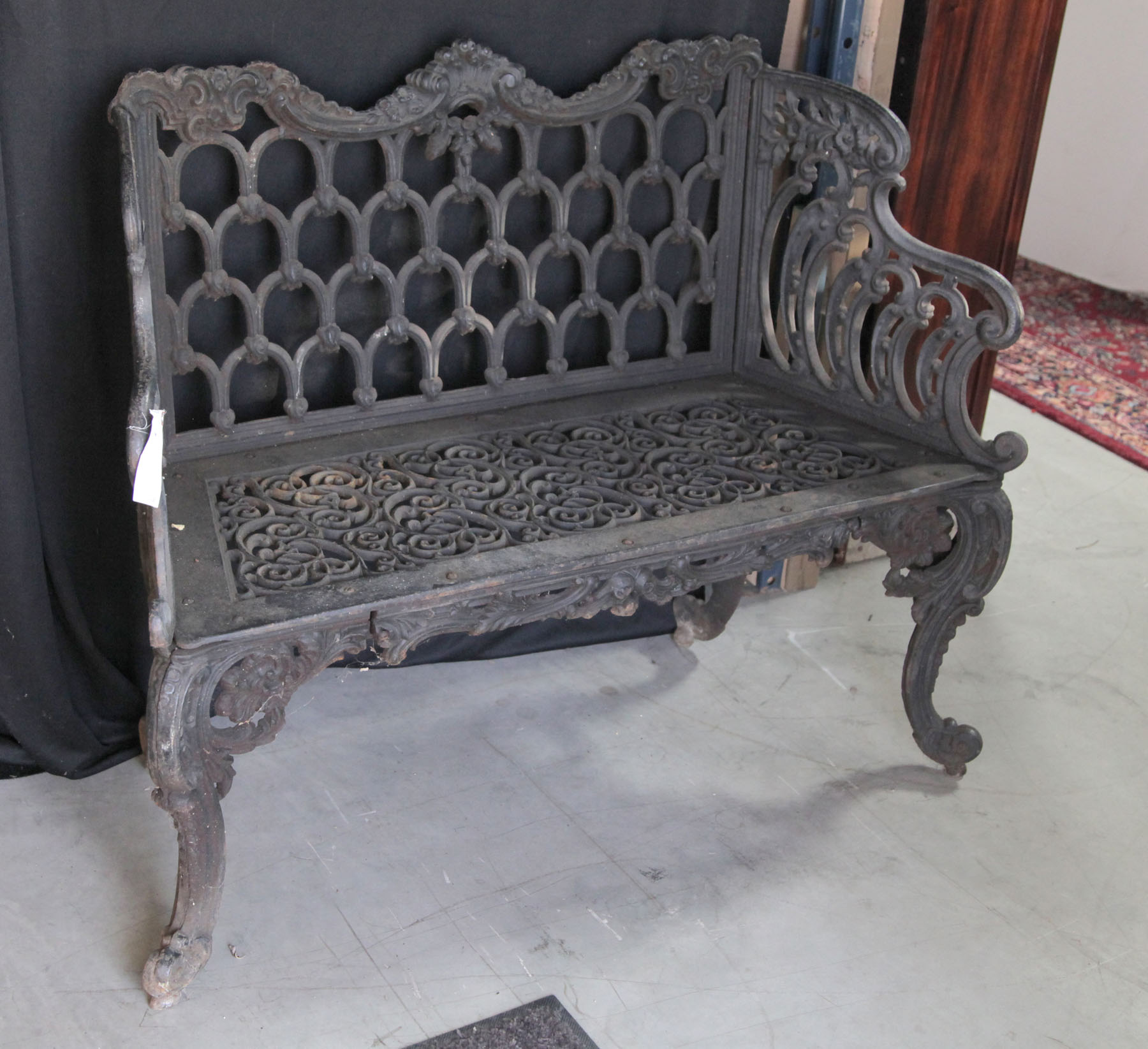 CAST IRON GARDEN BENCH. 