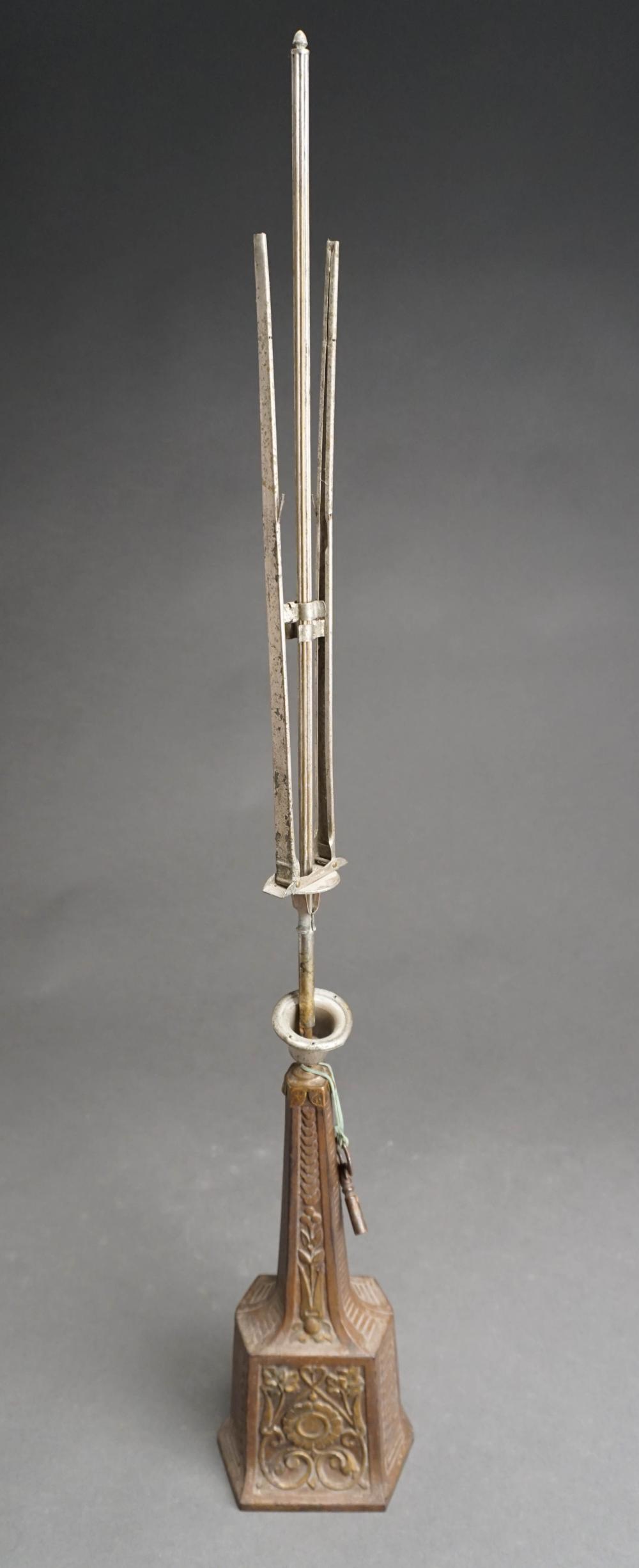 CAST IRON MECHANICAL WHIP HOLDER 31