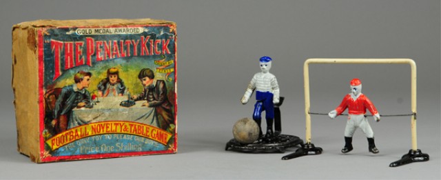CAST IRON SOCCER PLAYERS BOXED GAME