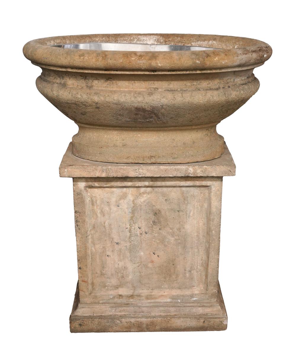 CAST STONE BASIN ON PEDESTALliner