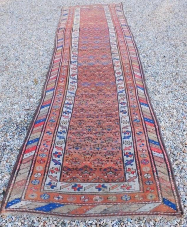 CAUCASIAN RUNNER, CA 1910, 41