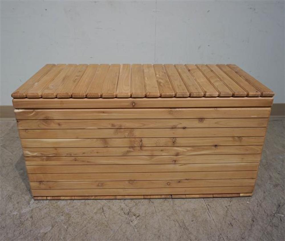CEDAR BLANKET CHEST, H: 18 IN, W: