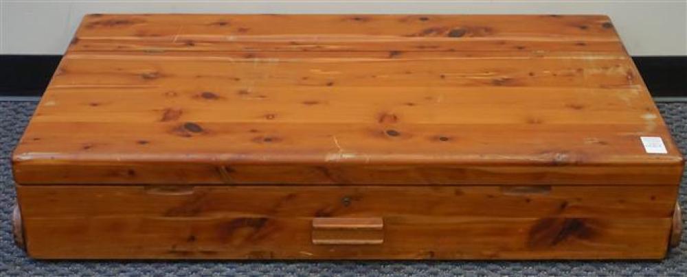 CEDAR UNDERBED BLANKET CHESTCedar