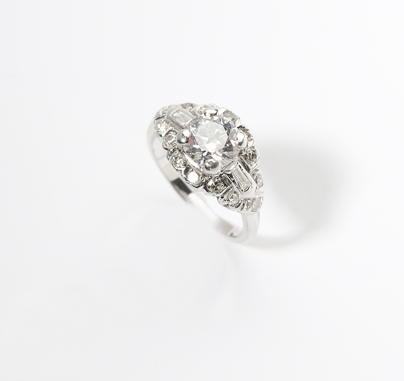Centering a round brilliant-cut