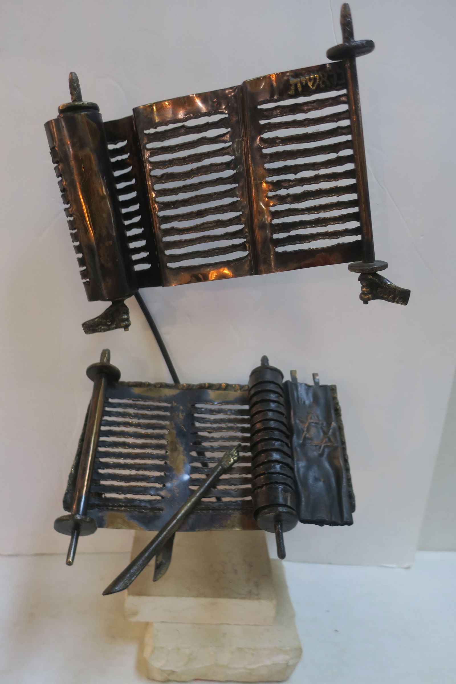 CHAIM HENDIN SCULPTURE OF PAGES