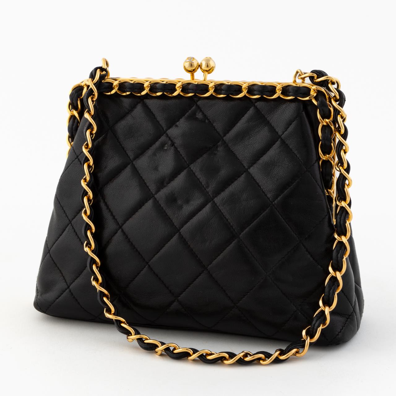CHANEL BLACK LEATHER QUILTED KISS