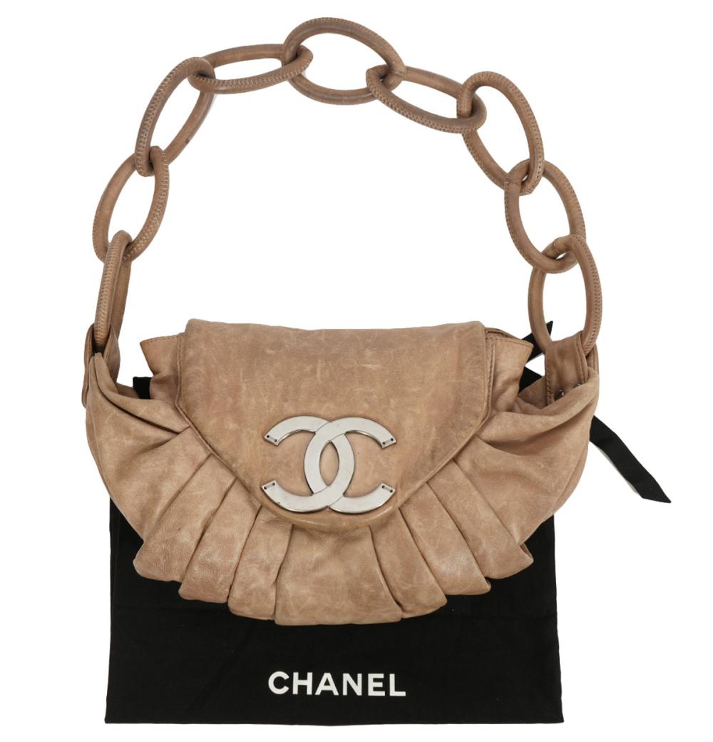 CHANEL LEATHER SHOULDER BAG WITH