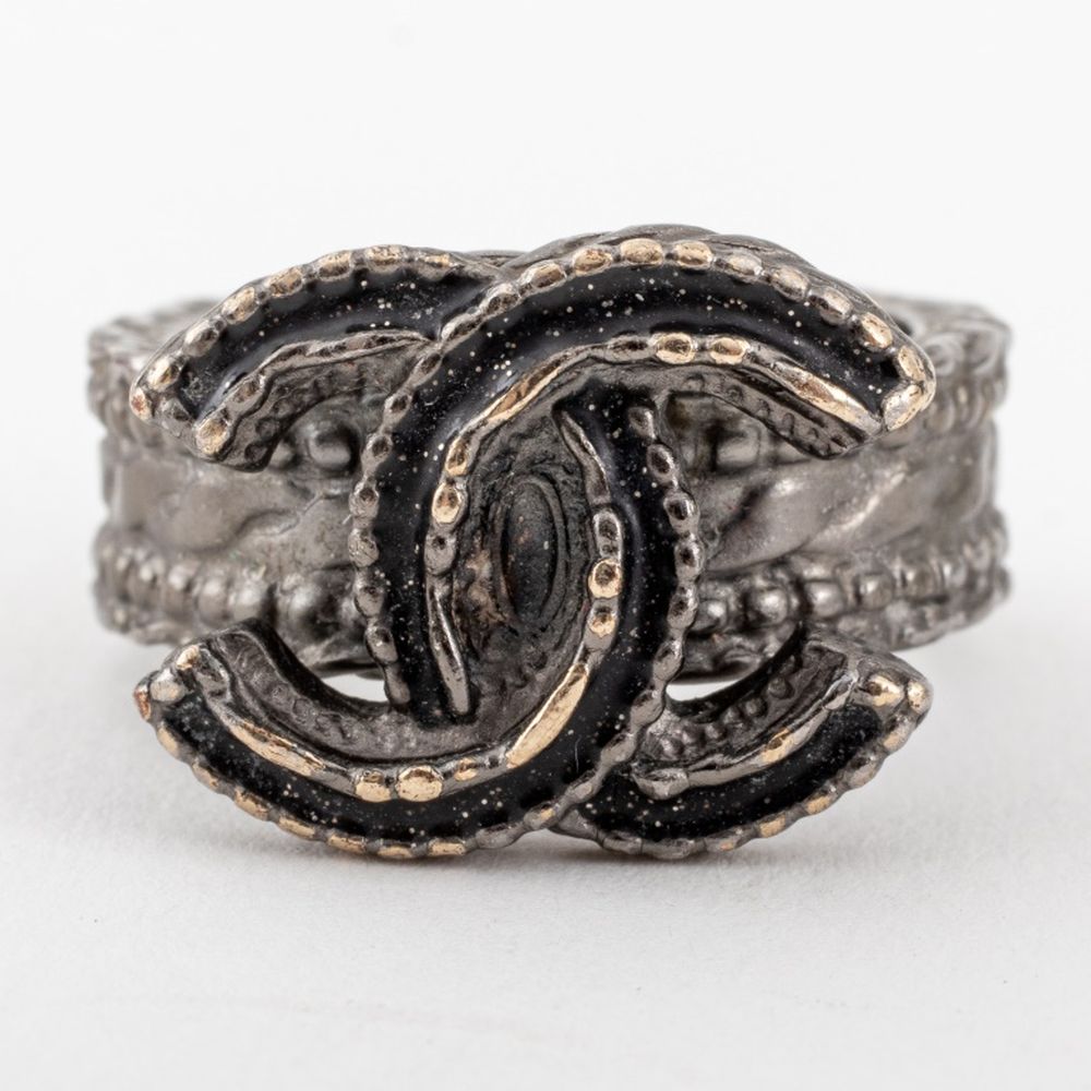 CHANEL RUNWAY DOUBLE-C LOGO RING,