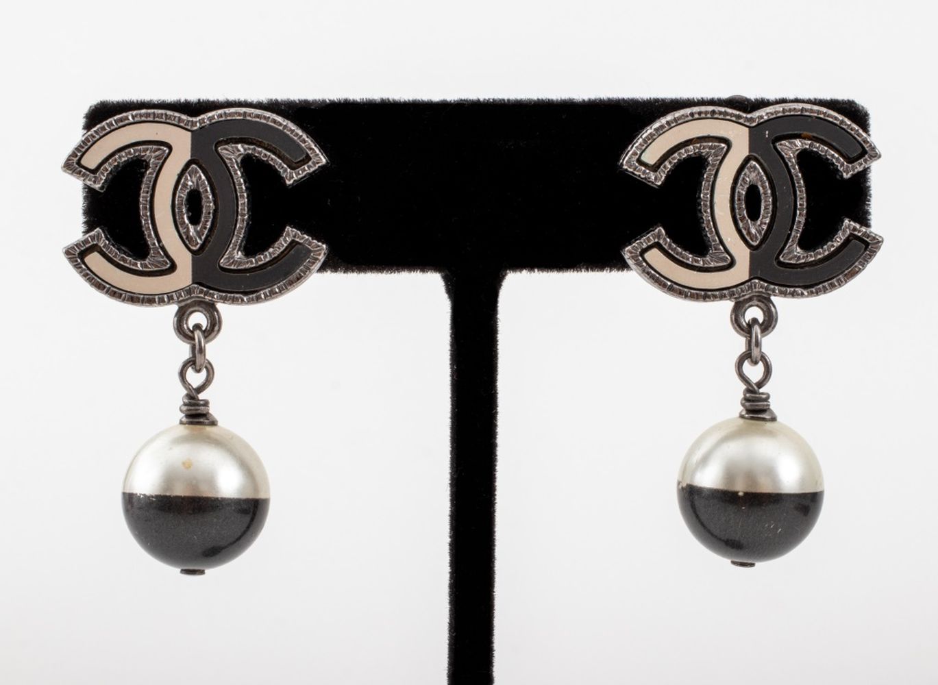 CHANEL RUNWAY FAUX PEARL DROP