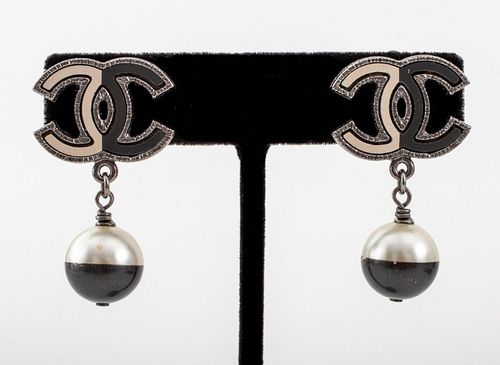 CHANEL RUNWAY FAUX PEARL DROP