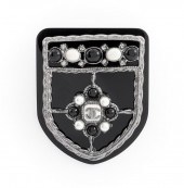 CHANEL RUNWAY FAUX PEARL MOUNT