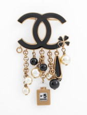CHANEL RUNWAY LUCKY CHARM PIN<