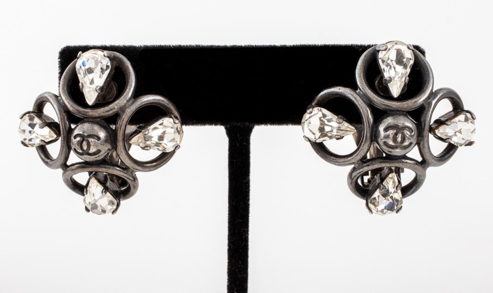 CHANEL RUNWAY QUATREFOIL CLIP
