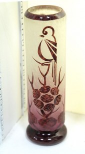 CHARDER CAMEO GLASS VASE. Cyli