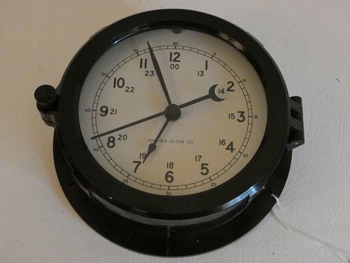 CHELSEA QUARTZ PORTHOLE CLOCKModern