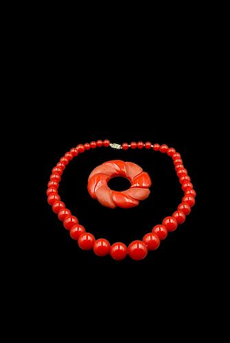 CHERRY RED BAKELITE NECKLACE AND