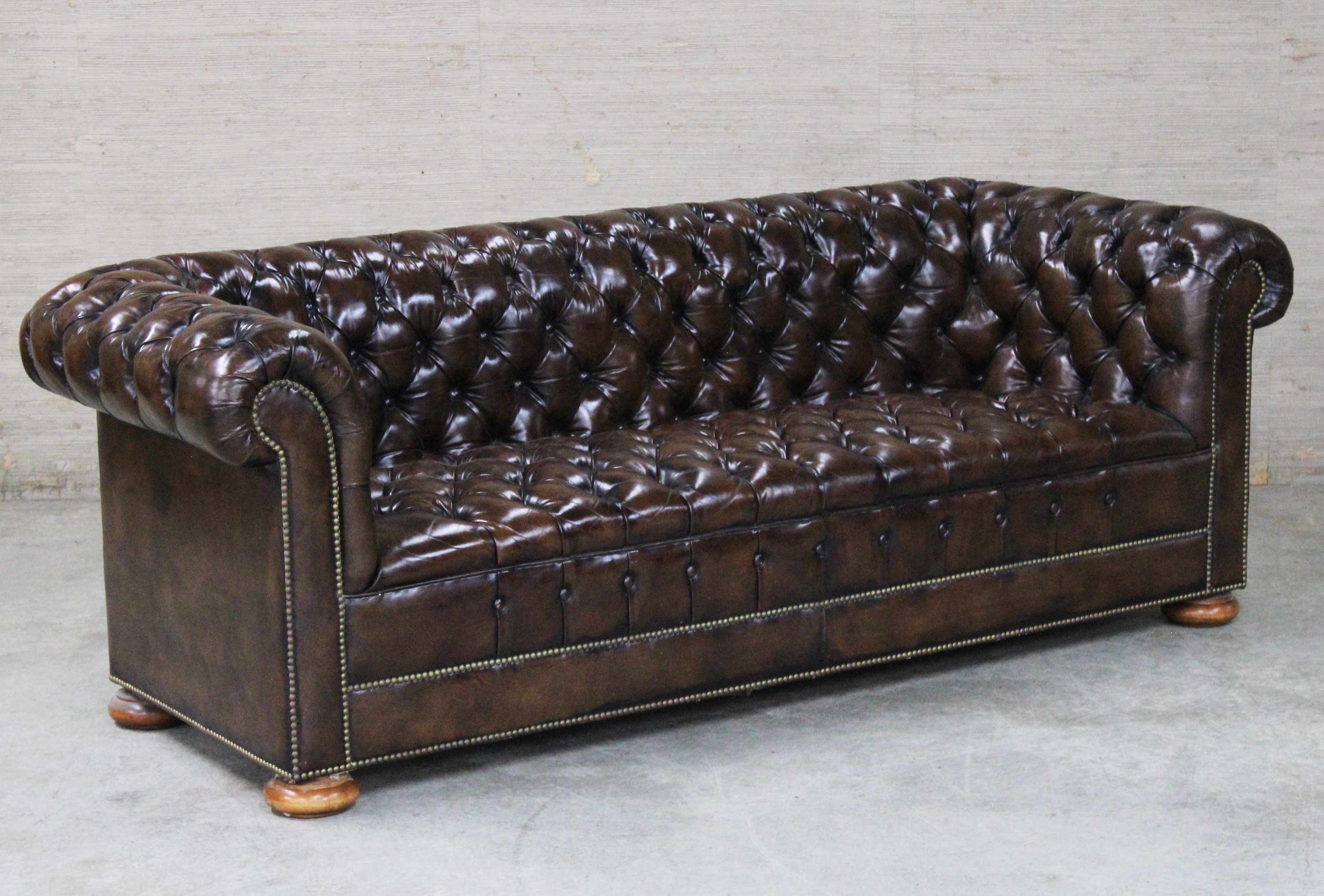 CHESTERFIELD SOFA HAVING BROWN