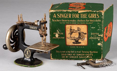 CHILD'S SINGER SEWING MACHINE,