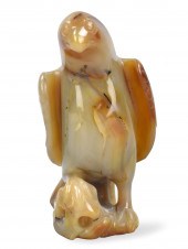 CHINESE AGATE CARVED EAGLE FIG