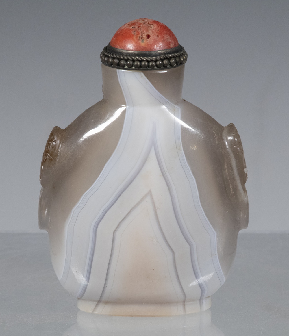 CHINESE AGATE SNUFF BOTTLE Carved