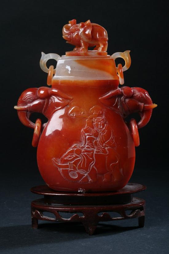 CHINESE AGATE VASE AND COVER.