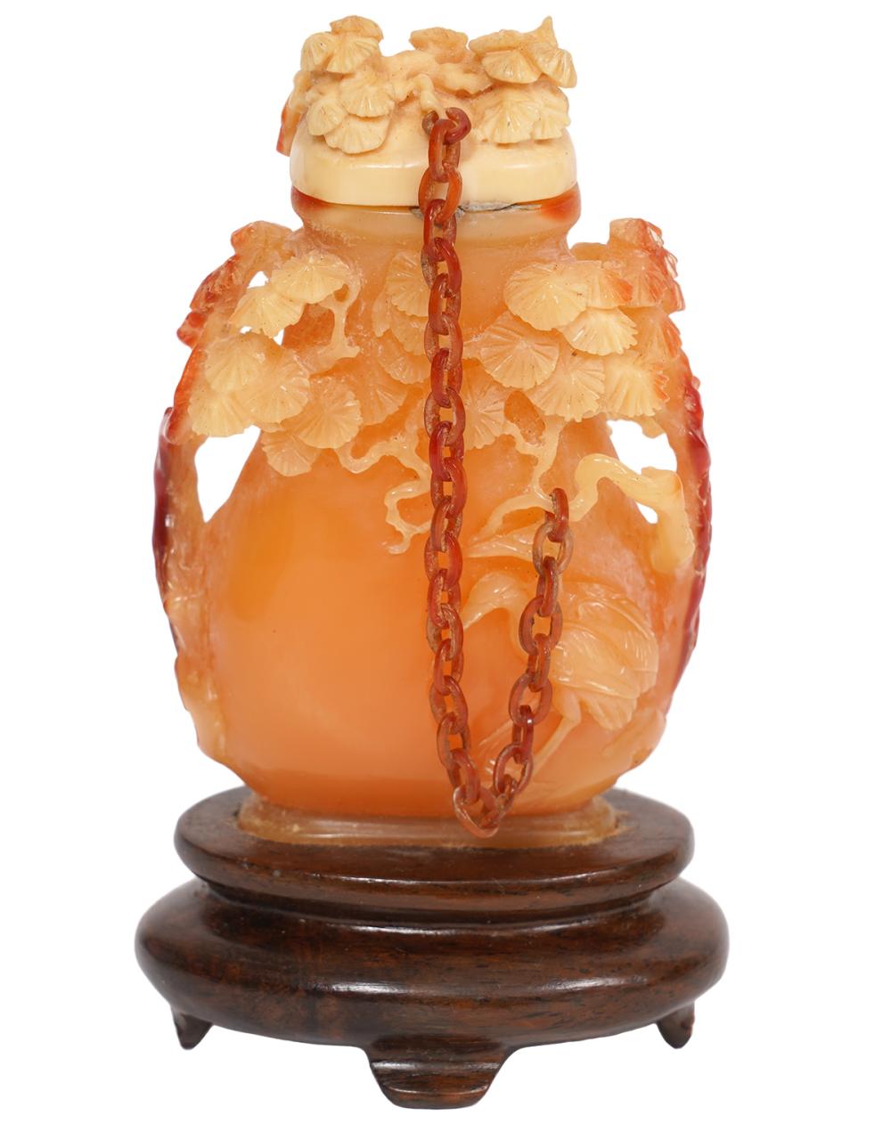 CHINESE AMBER SNUFF BOTTLE ON