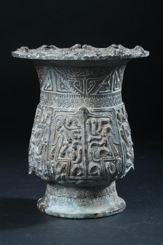 CHINESE ARCHAIC BRONZE VESSEL.