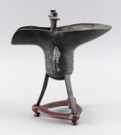 CHINESE ARCHAIC-STYLE BRONZE J