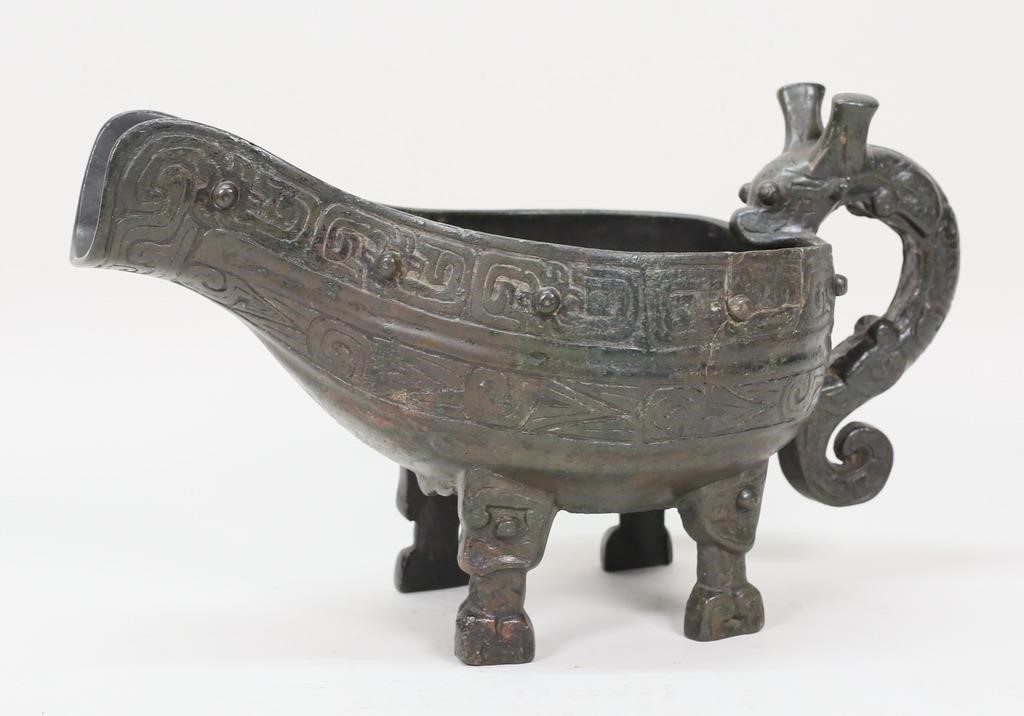 CHINESE ARCHAIC STYLE BRONZE YI