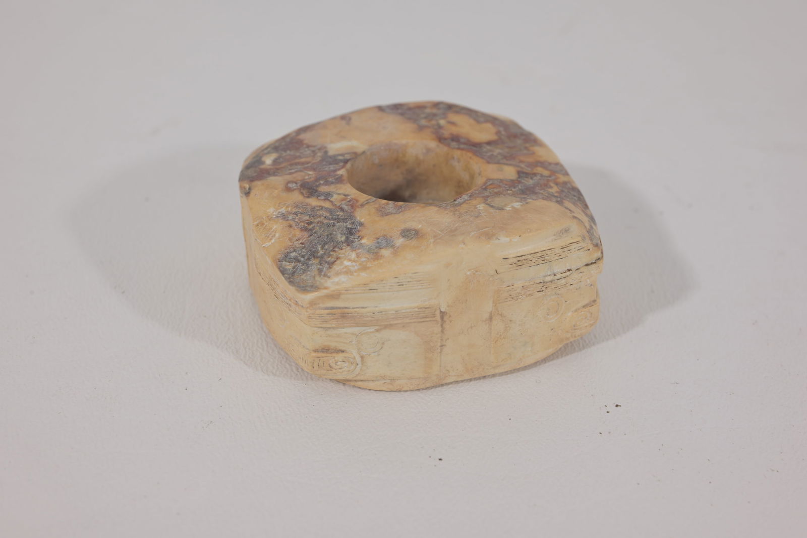CHINESE ARCHAISTIC CHICKEN-BONE