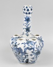 CHINESE B & W GARLIC HEAD VASE