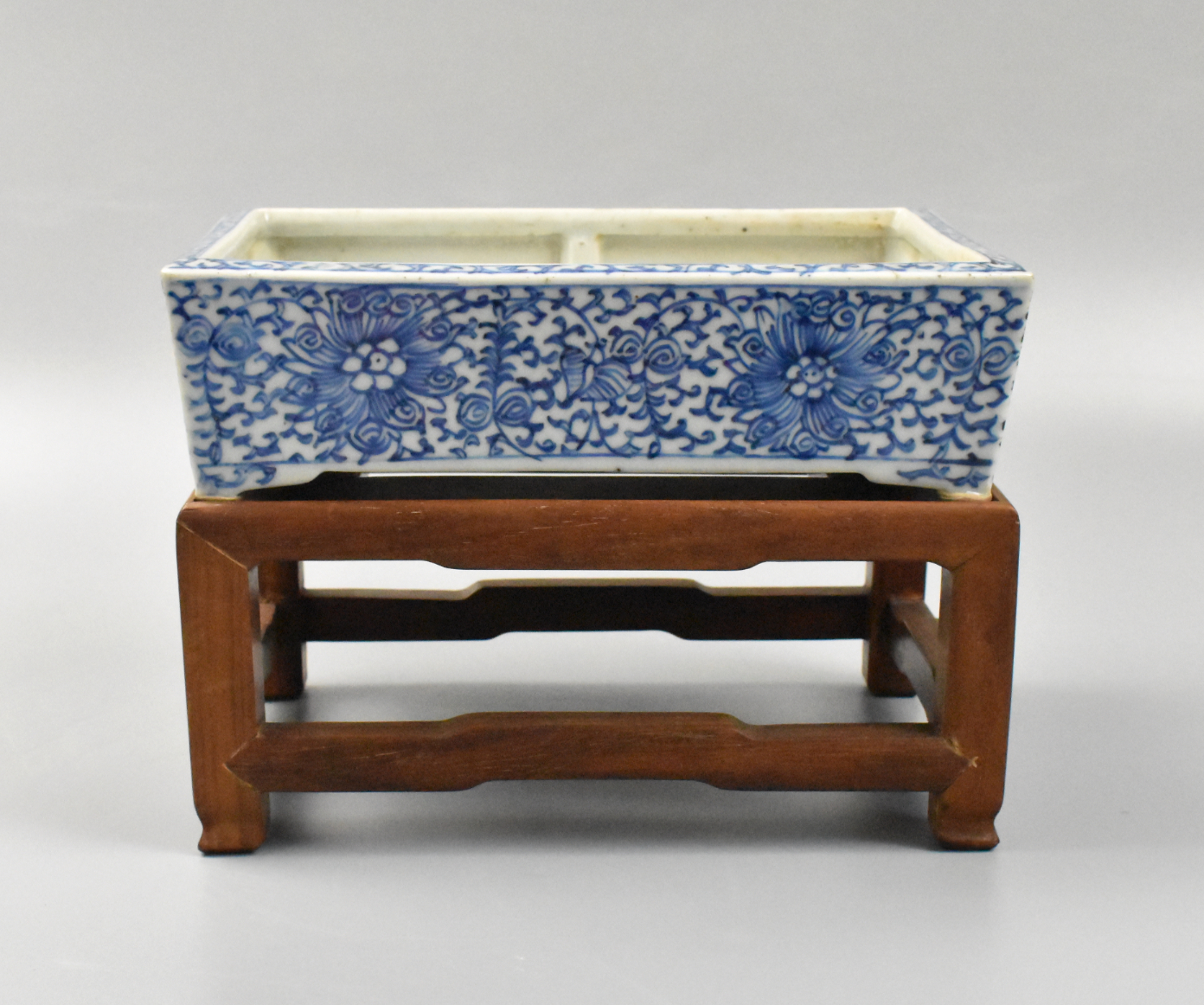CHINESE B & W RECTANGULAR PLANTER &