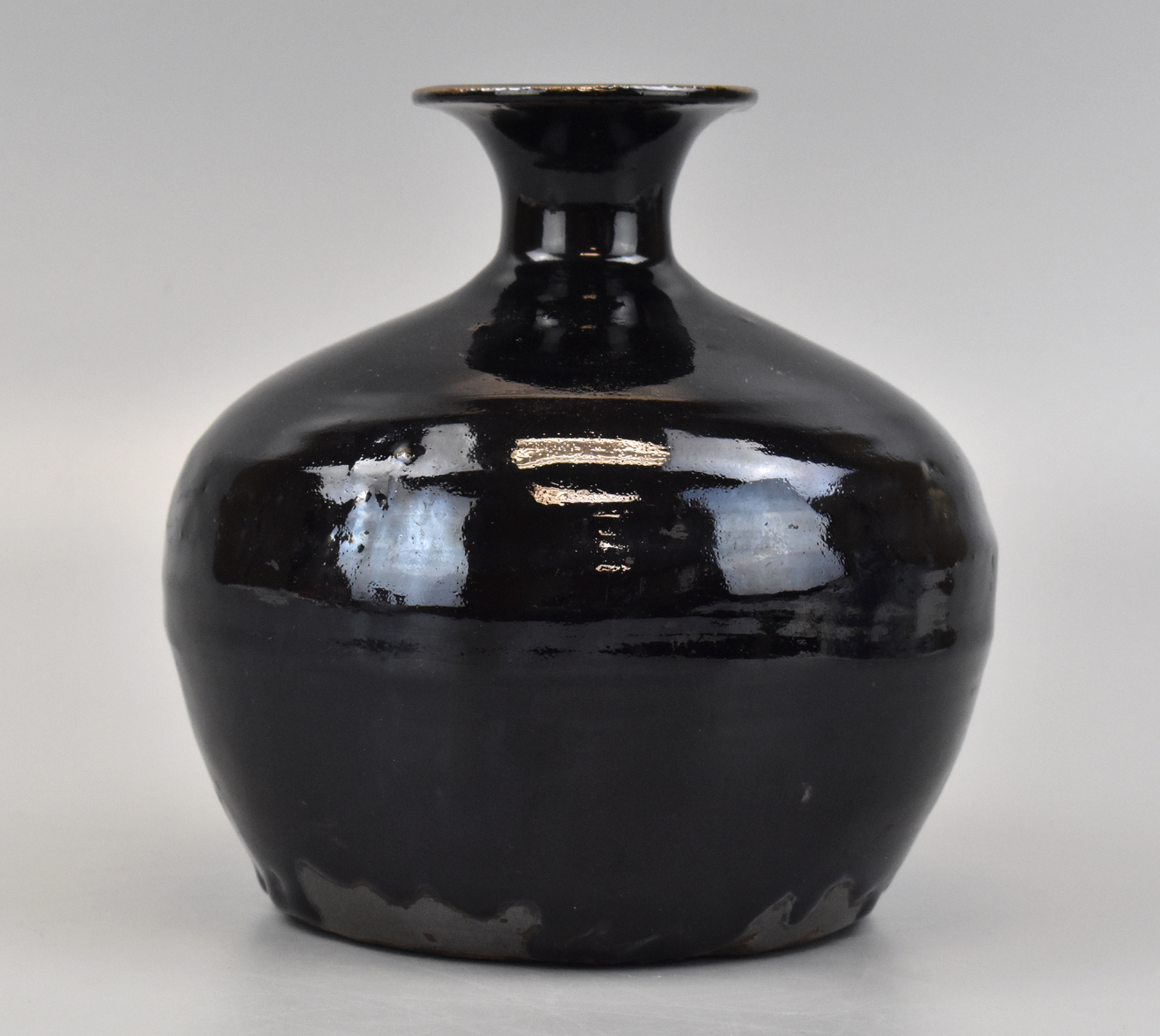 CHINESE BLACK GLAZED TULU VASE,