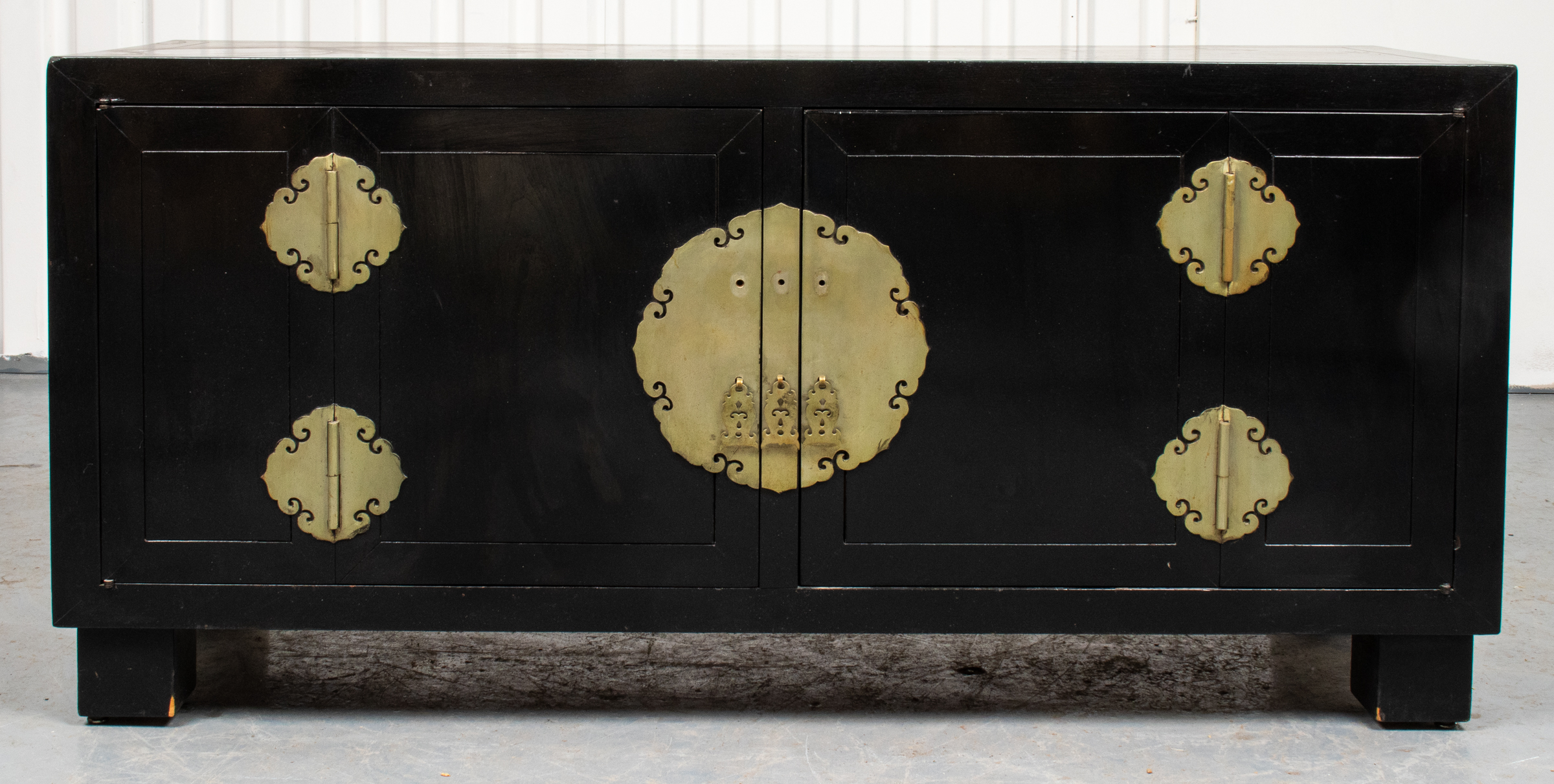 CHINESE BLACK LACQUERED CABINET /