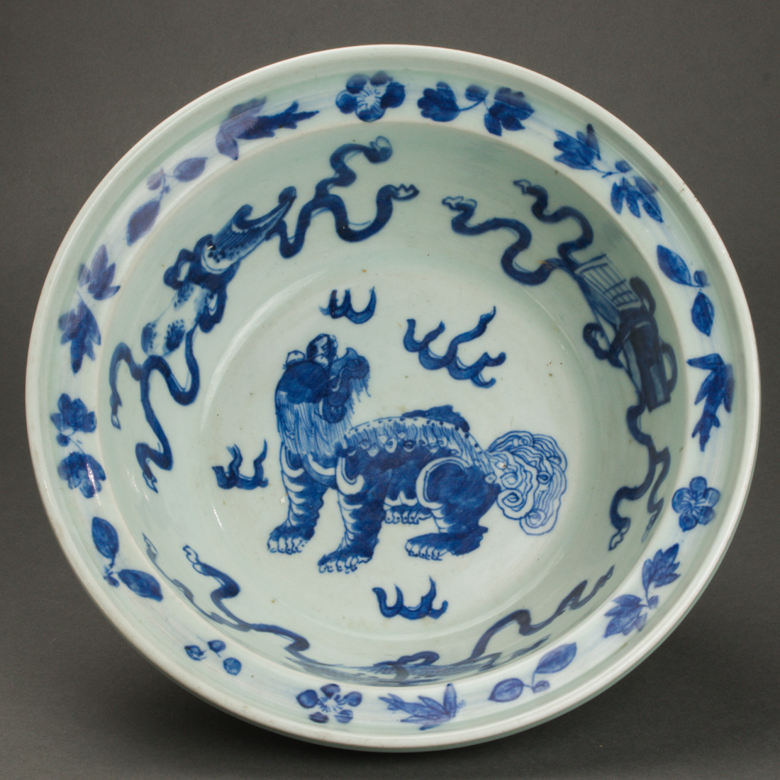 CHINESE BLUE AND WHITE BASIN