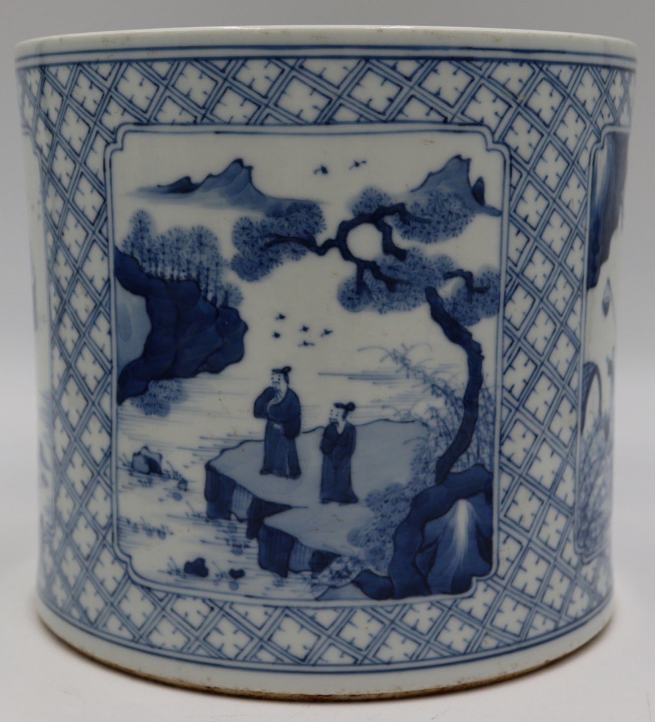 CHINESE BLUE AND WHITE BRUSH POT.