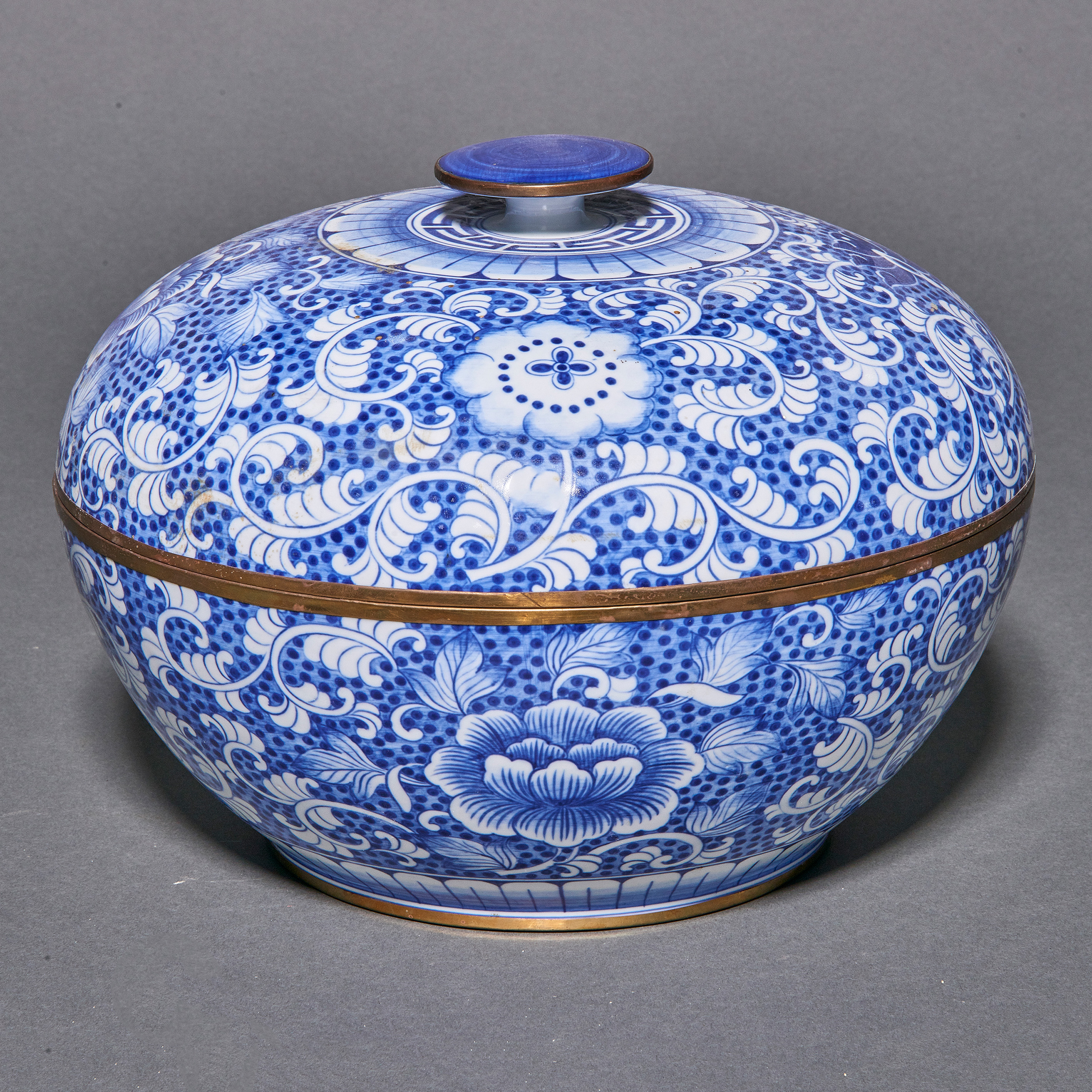 CHINESE BLUE AND WHITE CIRCULAR