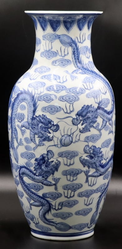CHINESE BLUE AND WHITE DRAGON VASE.