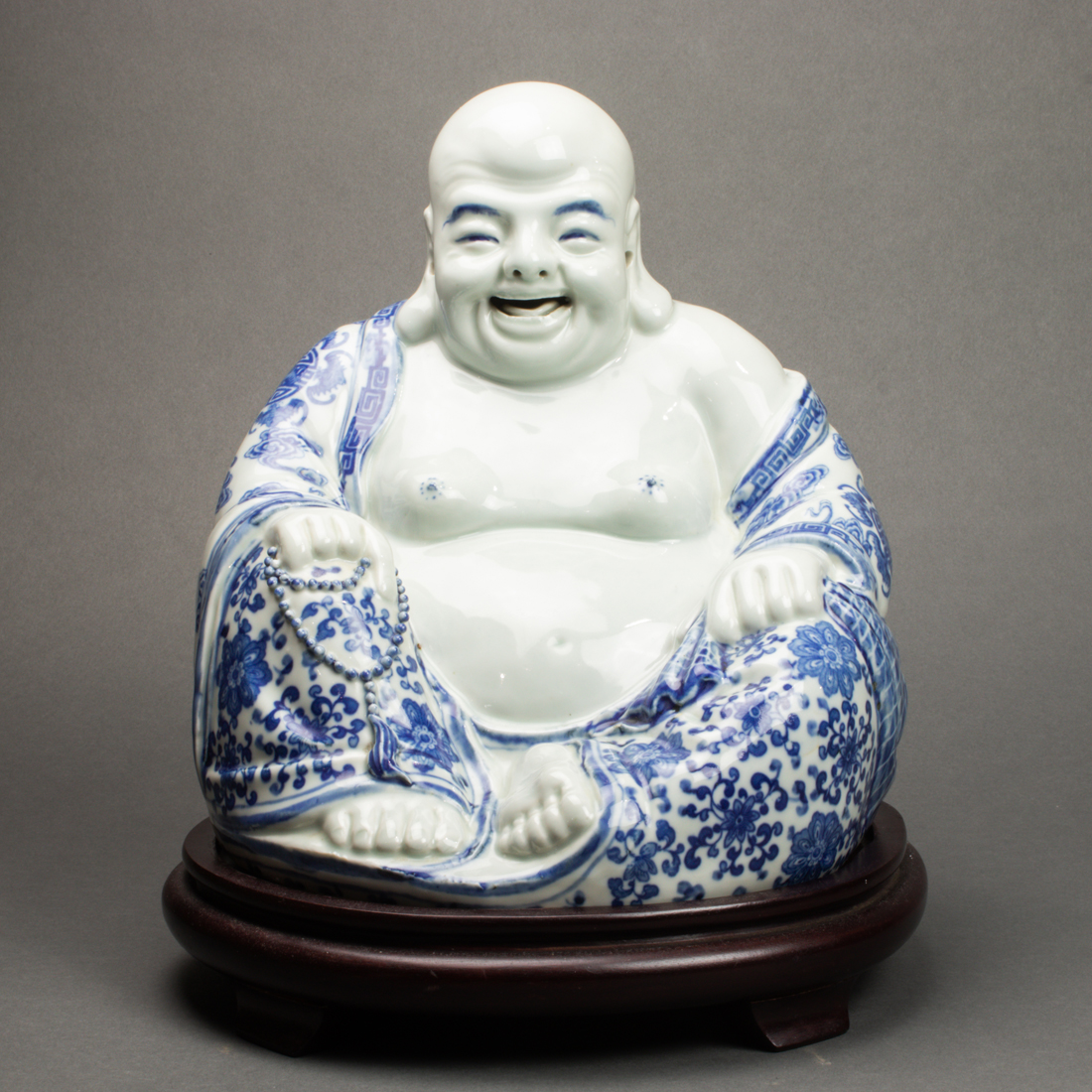 CHINESE BLUE AND WHITE FIGURE OF