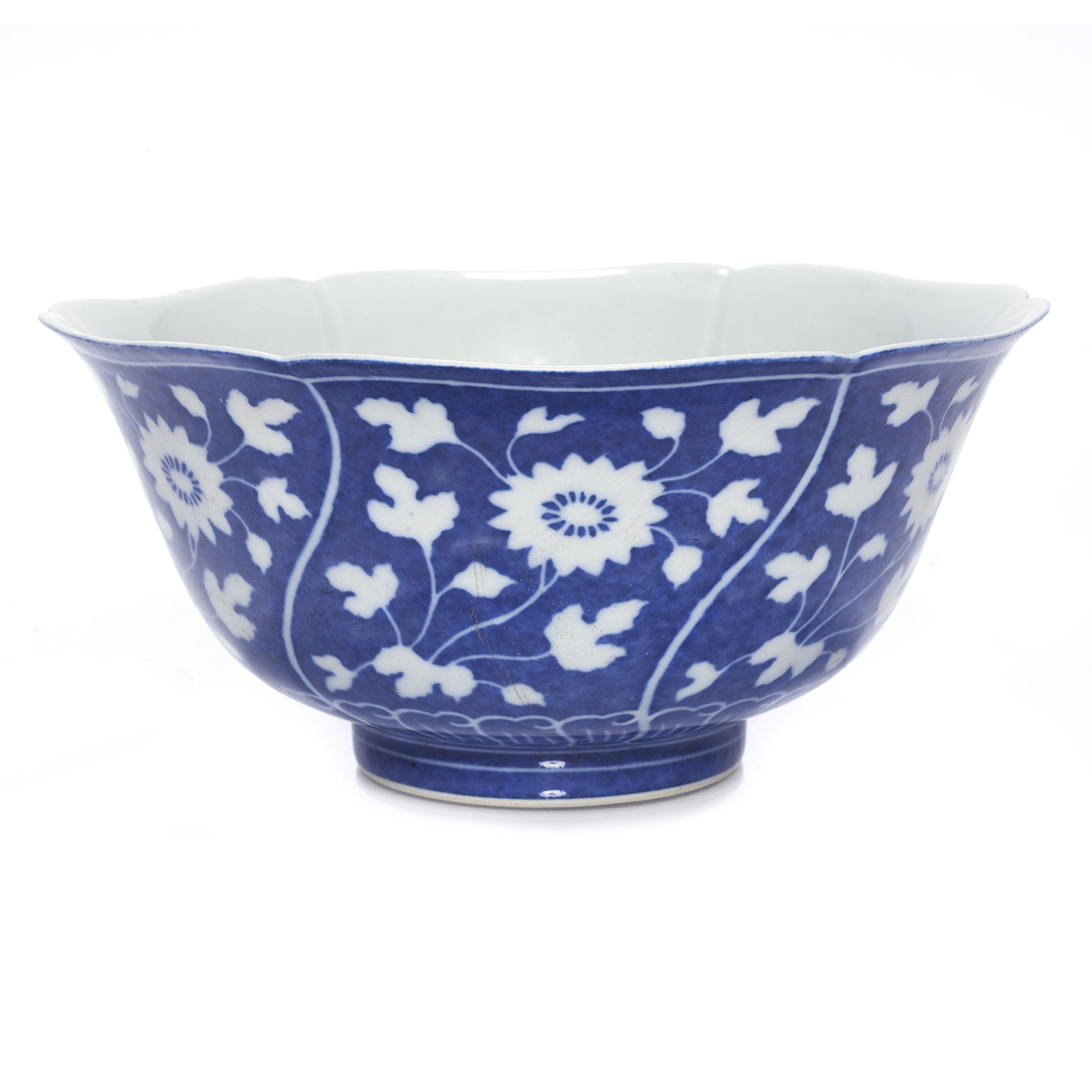 CHINESE BLUE AND WHITE FOLIATED