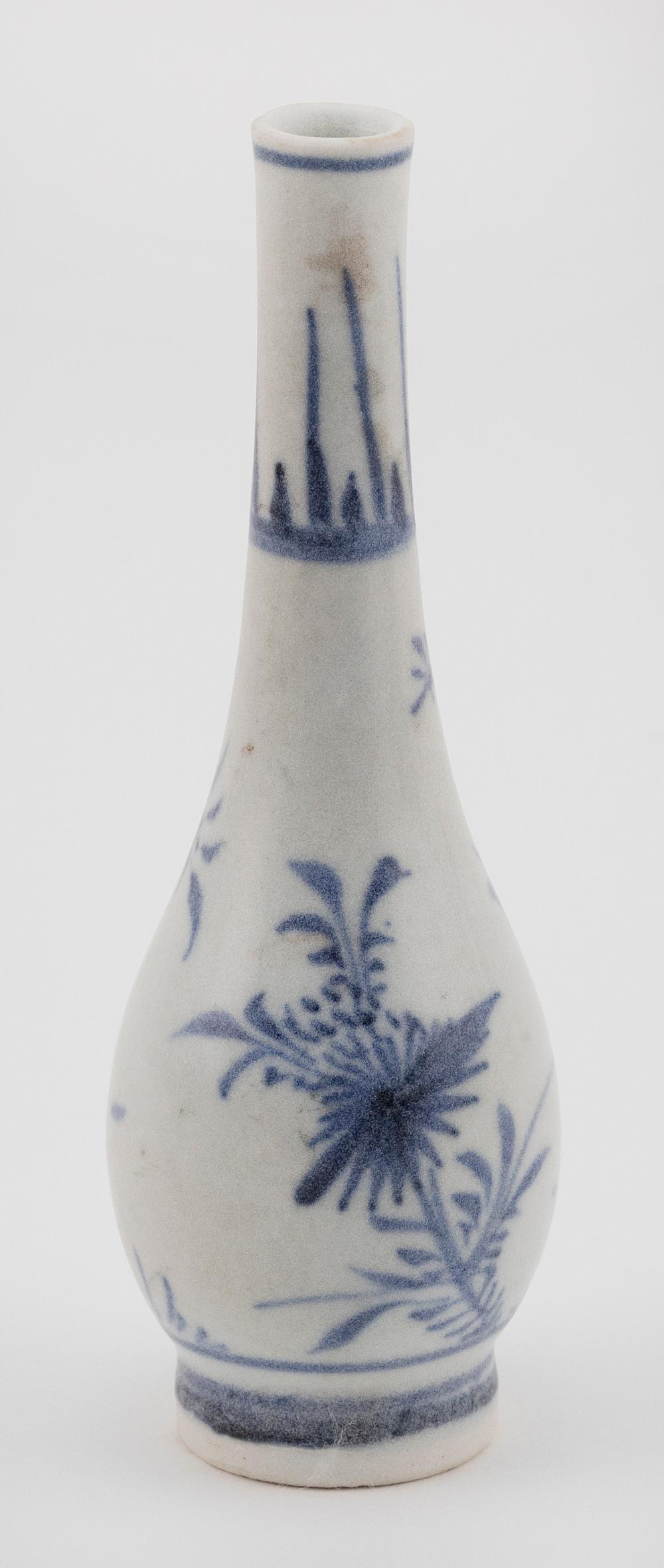 CHINESE BLUE AND WHITE "HATCHER