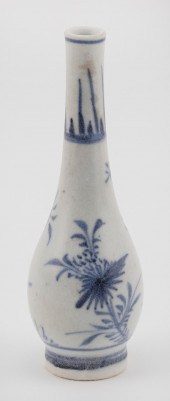 CHINESE BLUE AND WHITE "HATCHE