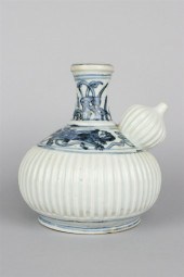 CHINESE BLUE AND WHITE KENDI W