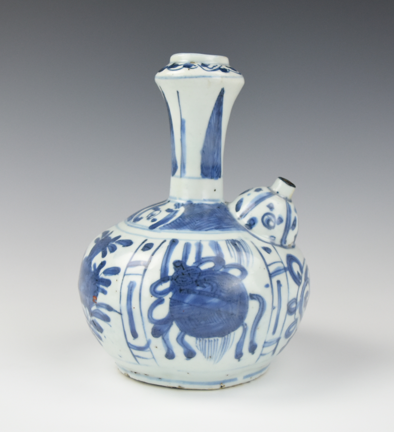 CHINESE BLUE AND WHITE 'KENDI',